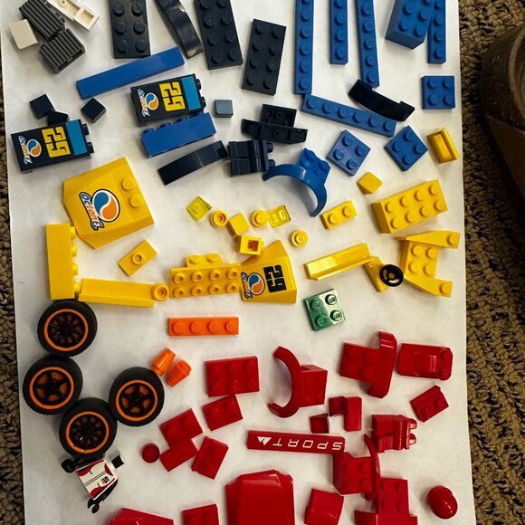 LEGO CITY: Racing Cars (60256) Incomplete Set - Picture 3 of 6